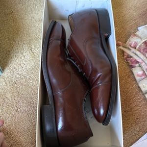 Johnston and Murphy slightly used dress shoe